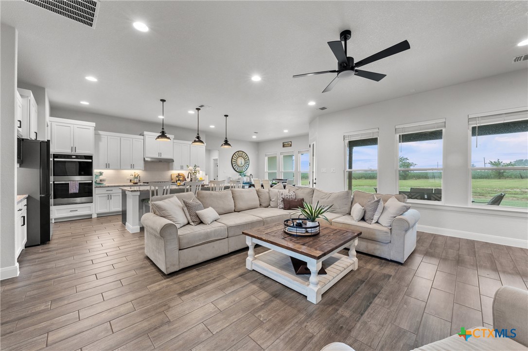 979 Inka Road Salado, TX 76571 - Photo 10 of 47 Living Room