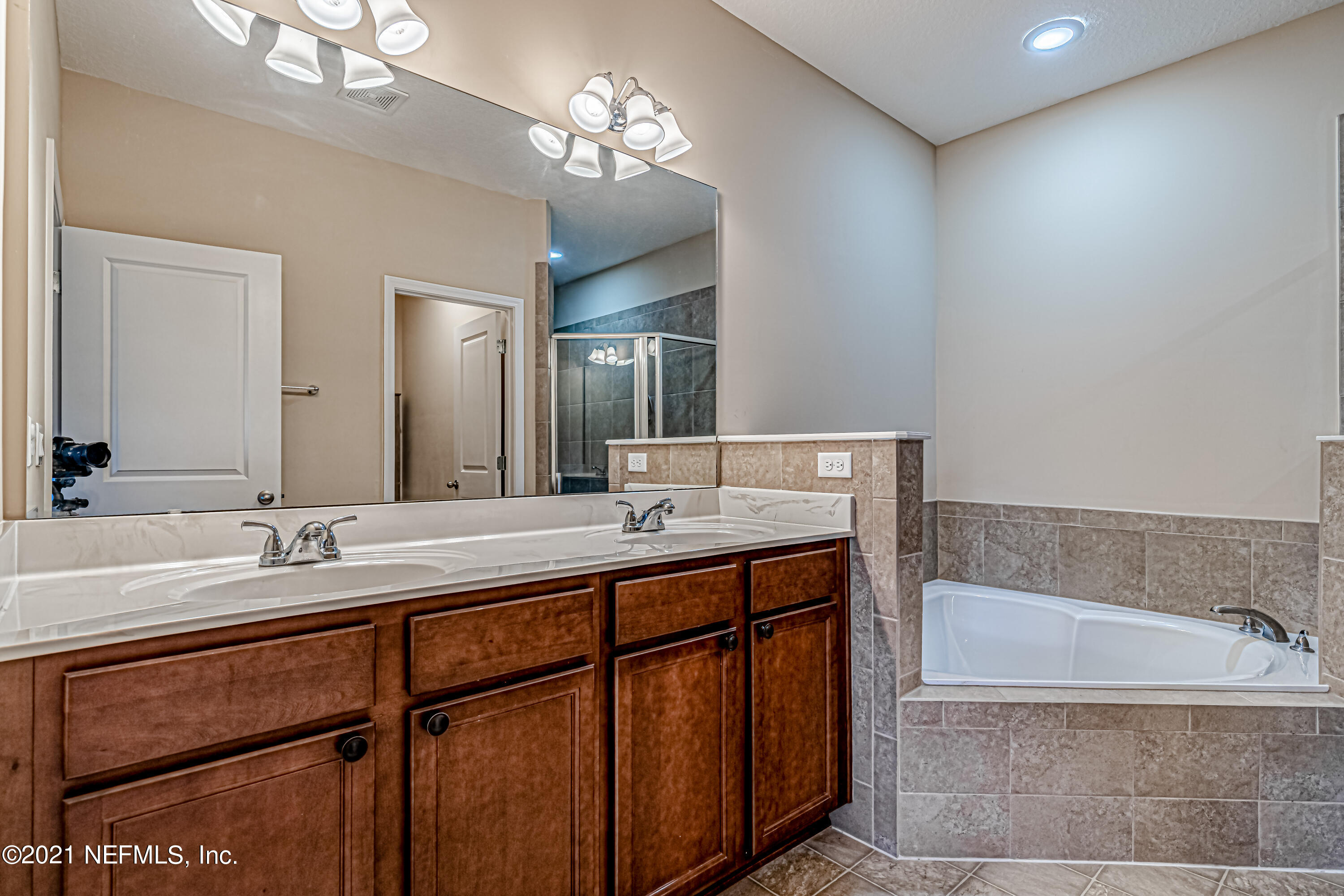 3071 Chestnut Ridge Way Orange Park, FL 32065 - Photo 19 of 51 24-Master Bathroom