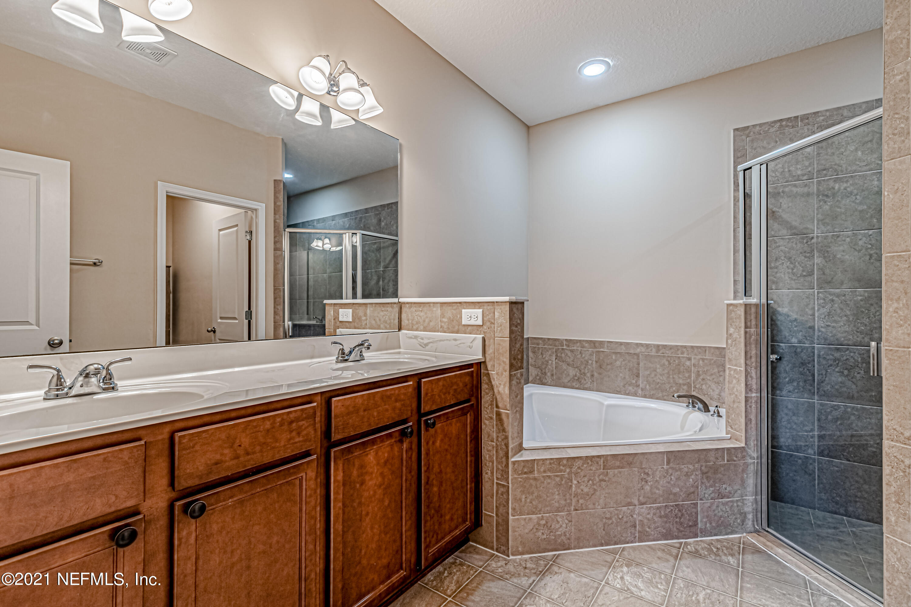 3071 Chestnut Ridge Way Orange Park, FL 32065 - Photo 20 of 51 25-Master Bathroom