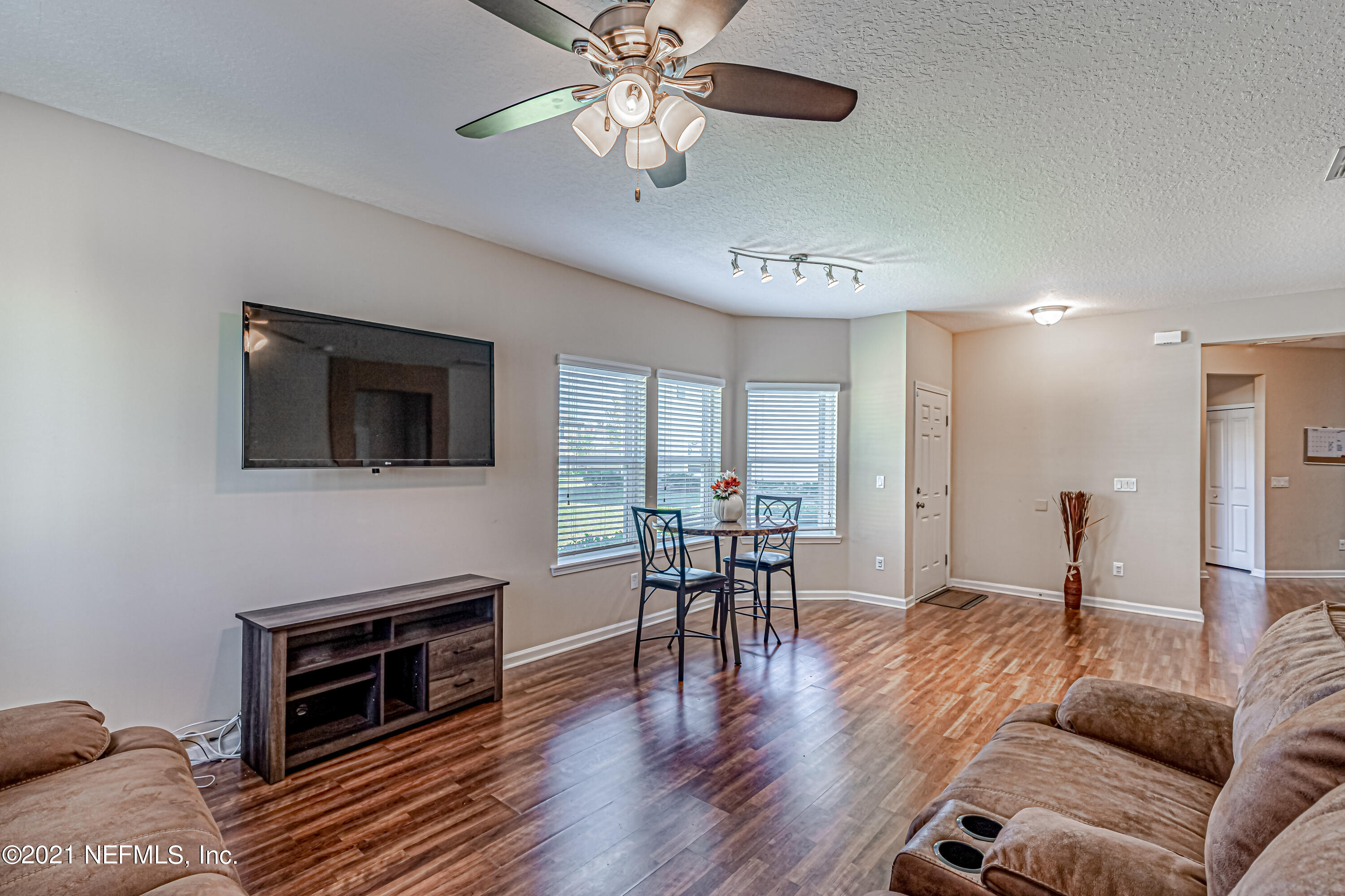 3071 Chestnut Ridge Way Orange Park, FL 32065 - Photo 10 of 51 11-Living Room