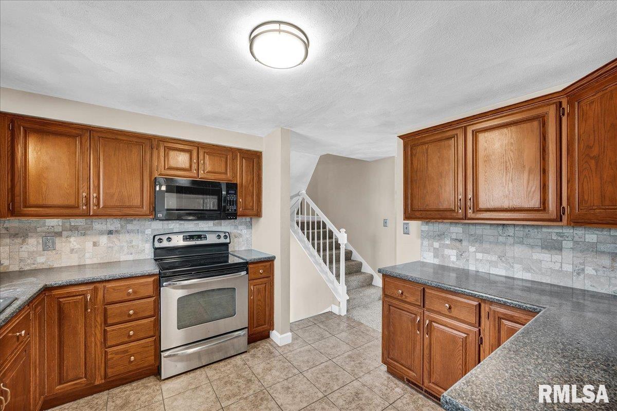 123 Kickapoo Drive East Peoria, IL 61611 - Photo 2 of 35