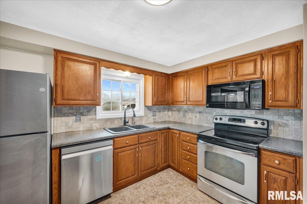 123 Kickapoo Drive East Peoria, IL 61611 - Photo 4 of 35