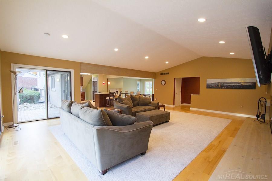 33705 Quaker Valley Road Farmington Hills, MI 48331 - Photo 3 of 26