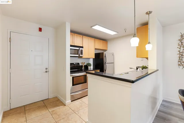 $289,500 | 6400 Christie Avenue, Unit 1211, Emeryville, CA 94608