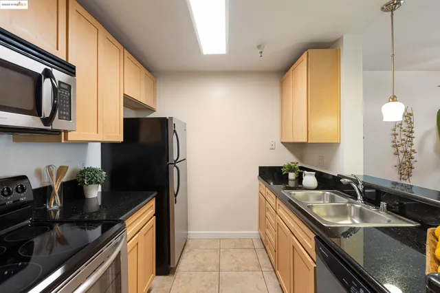 $289,500 | 6400 Christie Avenue, Unit 1211, Emeryville, CA 94608