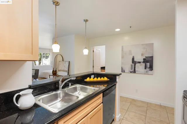 $289,500 | 6400 Christie Avenue, Unit 1211, Emeryville, CA 94608