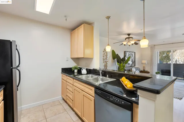 $289,500 | 6400 Christie Avenue, Unit 1211, Emeryville, CA 94608