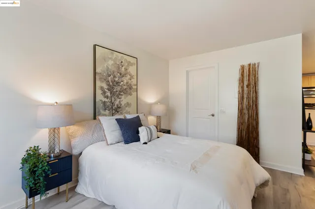 $289,500 | 6400 Christie Avenue, Unit 1211, Emeryville, CA 94608