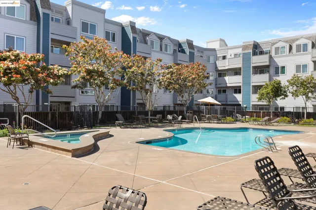 $289,500 | 6400 Christie Avenue, Unit 1211, Emeryville, CA 94608