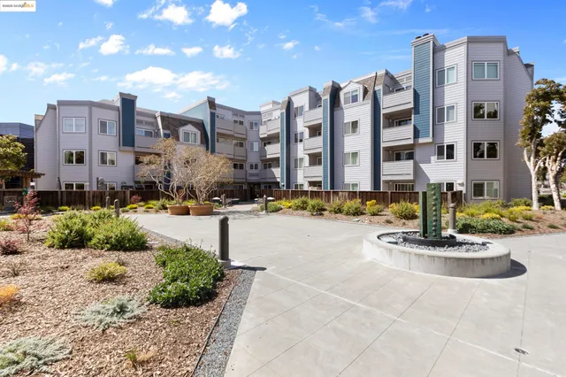 $289,500 | 6400 Christie Avenue, Unit 1211, Emeryville, CA 94608