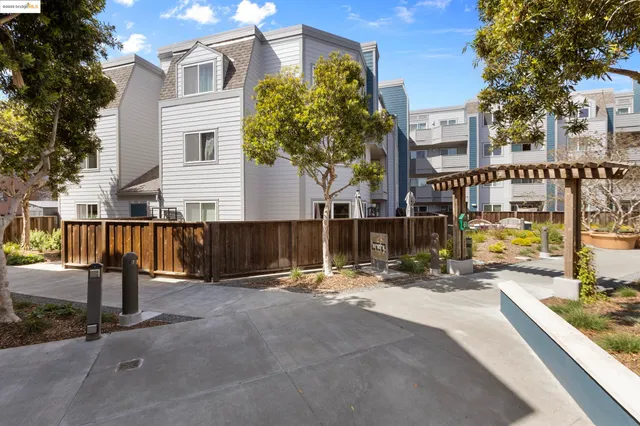 $289,500 | 6400 Christie Avenue, Unit 1211, Emeryville, CA 94608