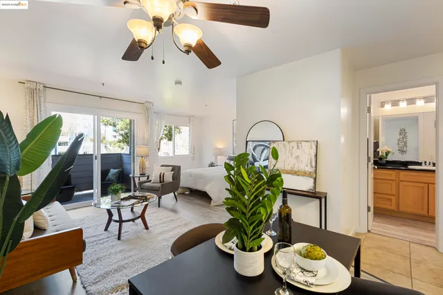$289,500 | 6400 Christie Avenue, Unit 1211, Emeryville, CA 94608