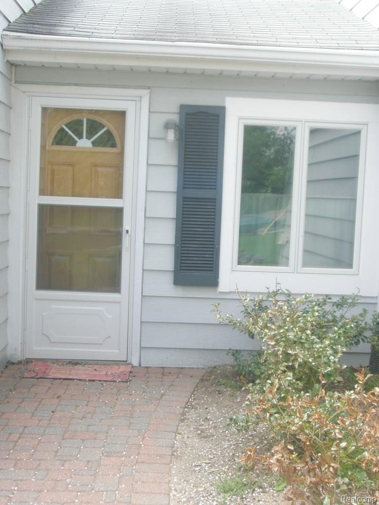1410 John R Road Rochester, MI 48307 - Photo 4 of 34 WELCOMING COURTYARD AREA