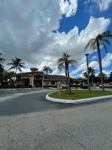 $2,500 | 9490 Palm Circle South, Pembroke Pines, FL 33025