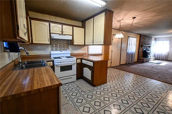 $199,900 | 10305 Northeast 1205 Private Road, Osceola, MO 64776