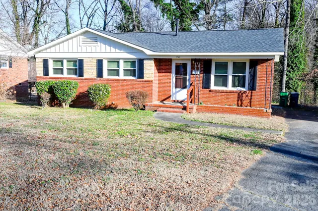 $265,000 | 1121 Grovewood Drive, Charlotte, NC 28208