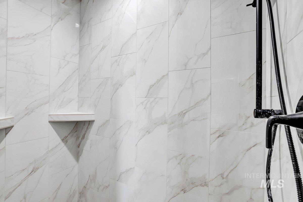 951 Gregory Way Twin Falls, ID 83301 - Photo 16 of 31 Bathroom view of tiled shower