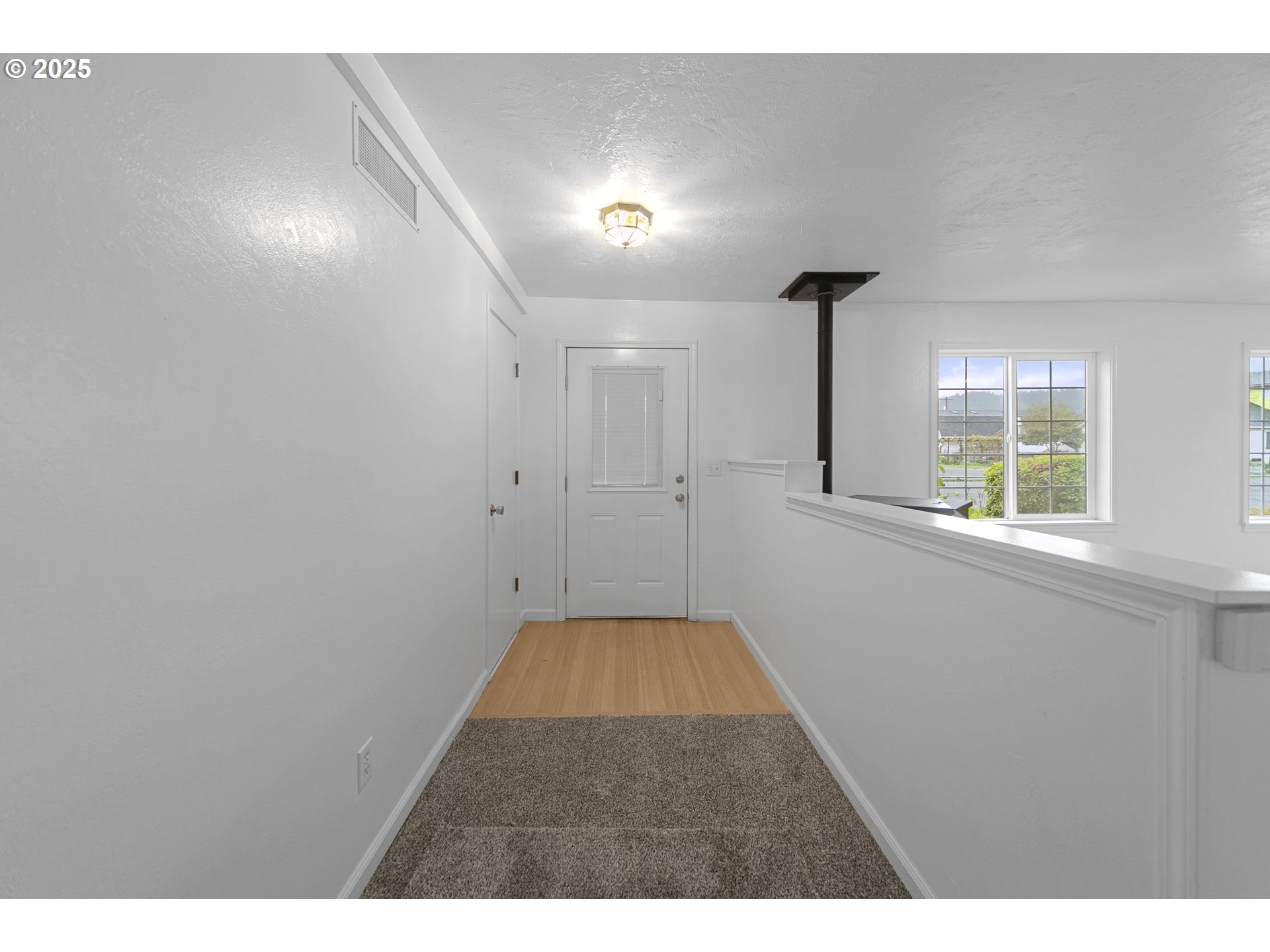 276 South 21st Street Reedsport, OR 97467 - Photo 4 of 38 Entrance/Foyer