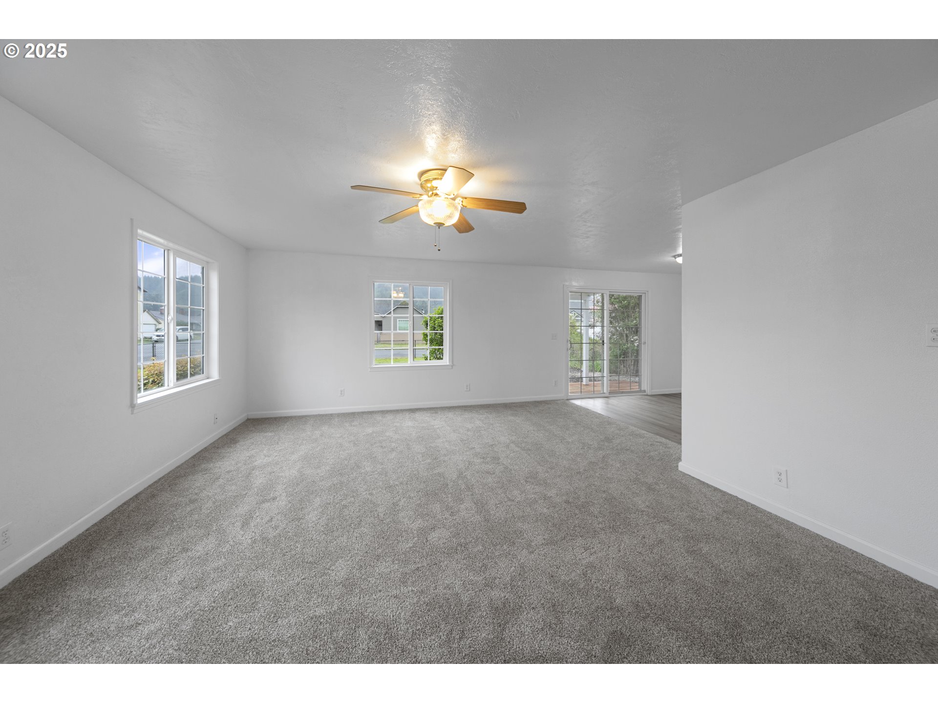 276 South 21st Street Reedsport, OR 97467 - Photo 7 of 38 Living Room