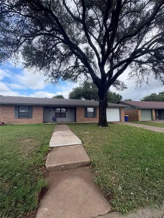 $1,300 | 411 Bond Street, Hillsboro, TX 76645
