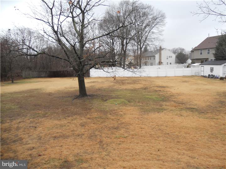 1702 Salem Road Burlington, NJ 08016 - Photo 4 of 10 Back Yard