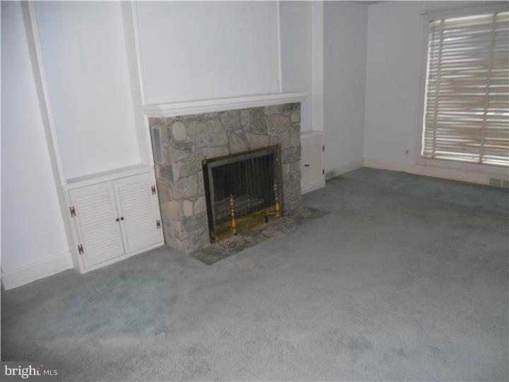 1702 Salem Road Burlington, NJ 08016 - Photo 8 of 10 Living Room