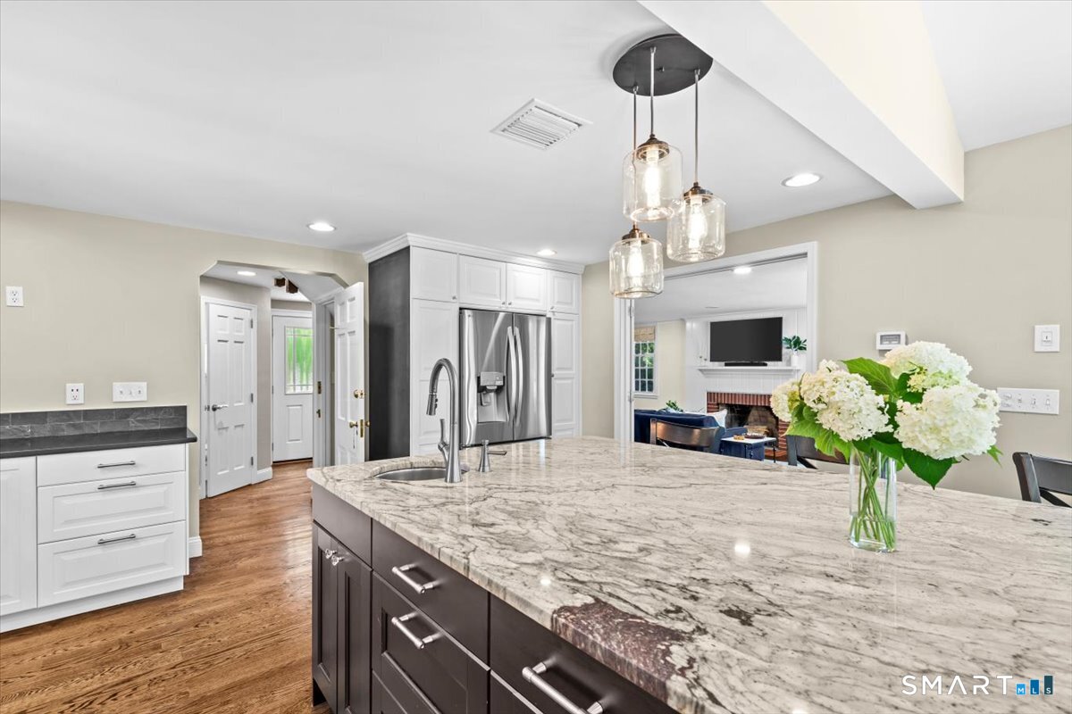 255 Mountain Road West Hartford, CT 06107 - Photo 2 of 38