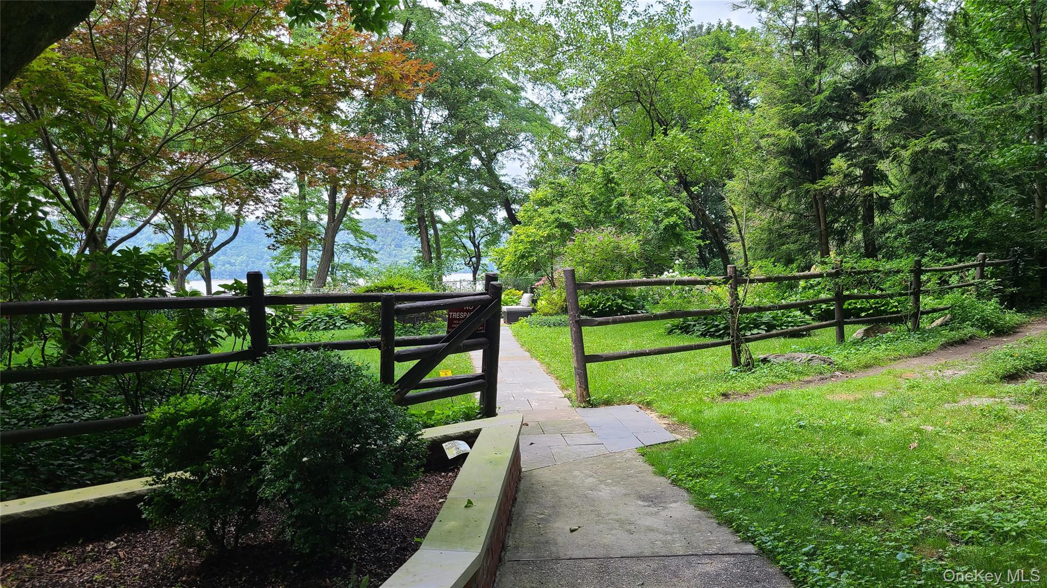 2727 Palisade Avenue, Unit 4H Bronx, NY 10463 - Photo 22 of 26 a park view with a bench