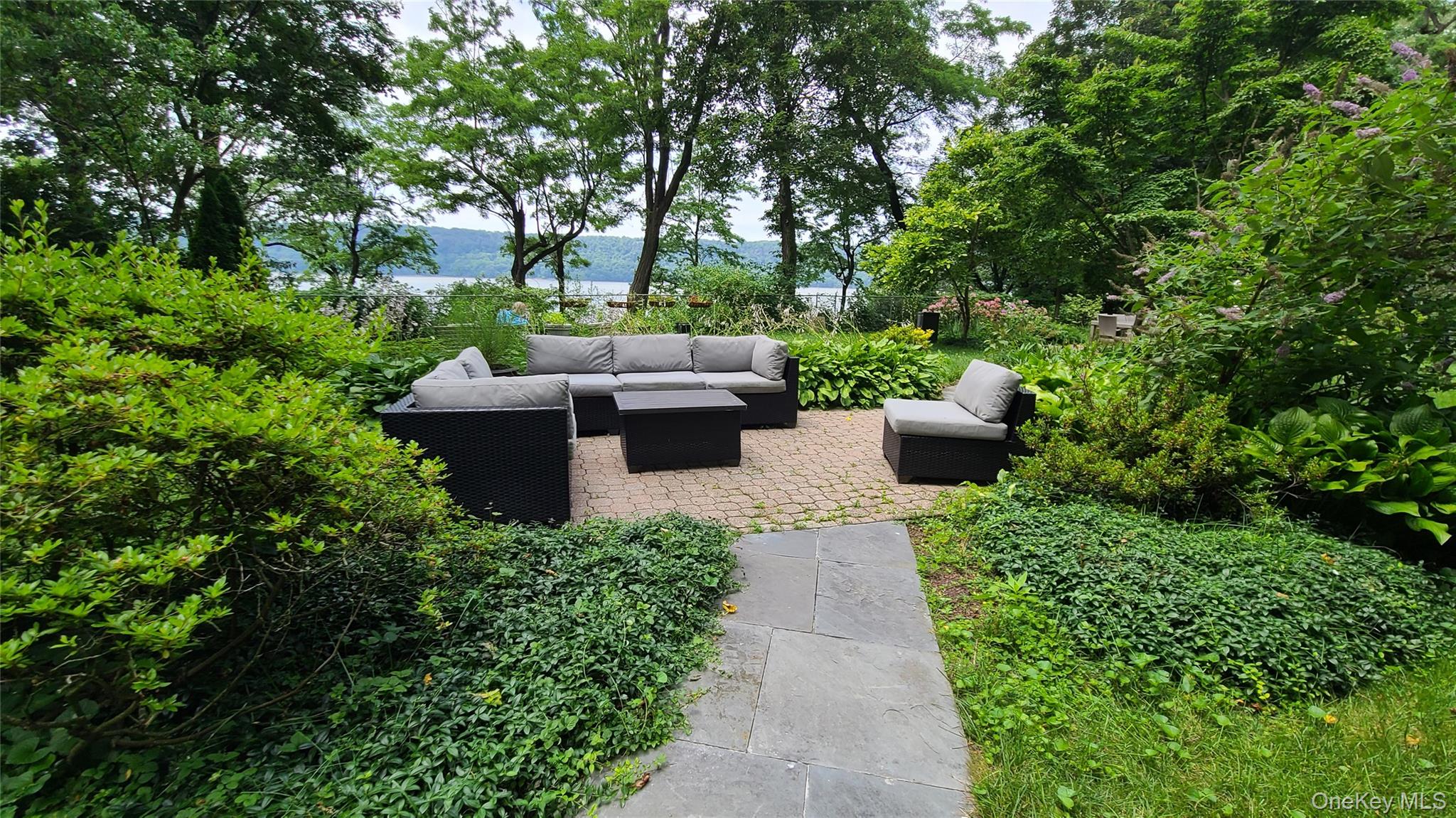 2727 Palisade Avenue, Unit 4H Bronx, NY 10463 - Photo 23 of 26 a view of a garden with plants and large trees