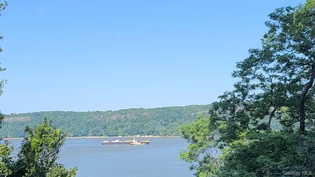 2727 Palisade Avenue, Unit 4H Bronx, NY 10463 - Photo 6 of 26 a view of a city with tall trees