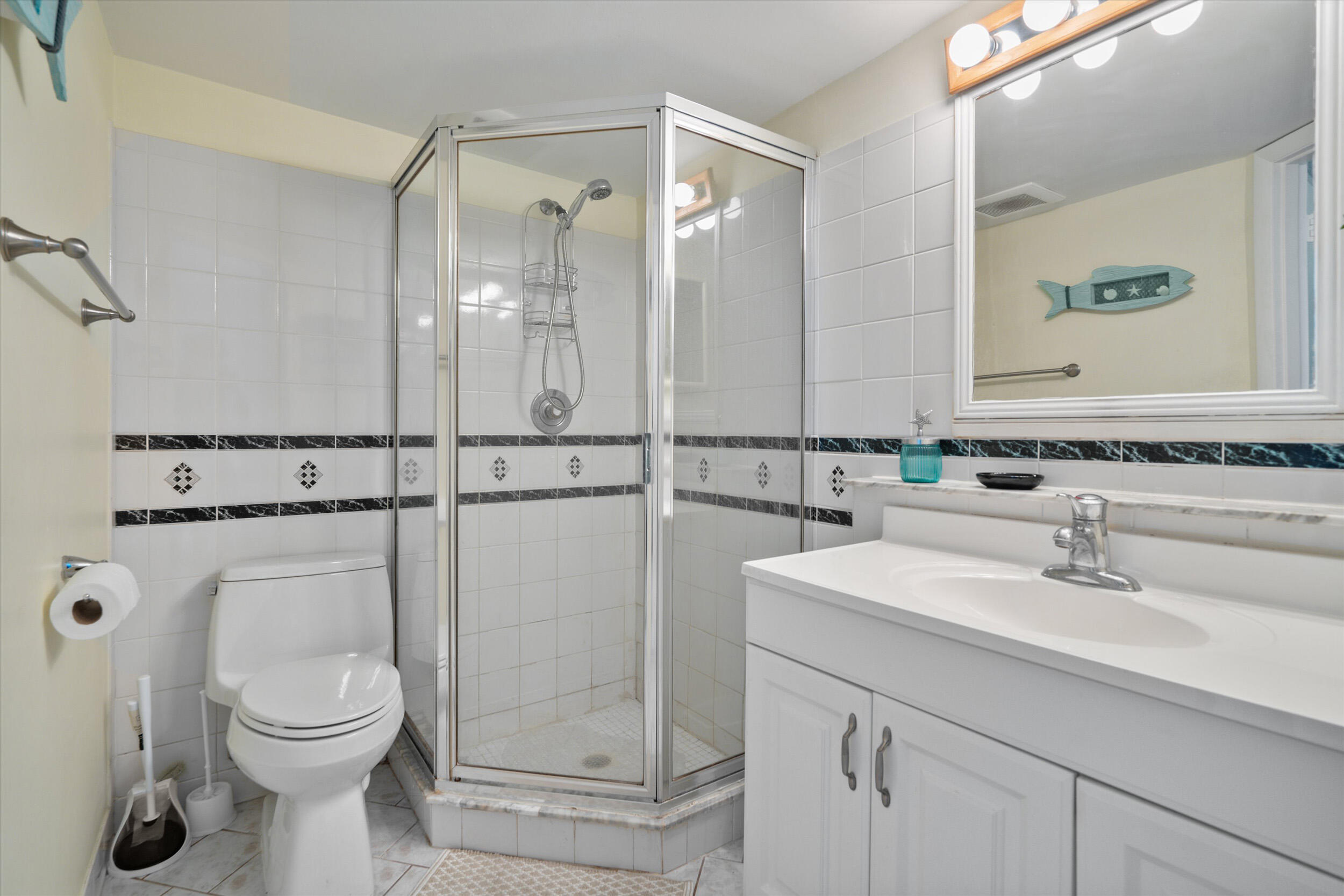 150 Pineview Road, Unit K3 Jupiter, FL 33469 - Photo 11 of 20 Primary Bathroom
