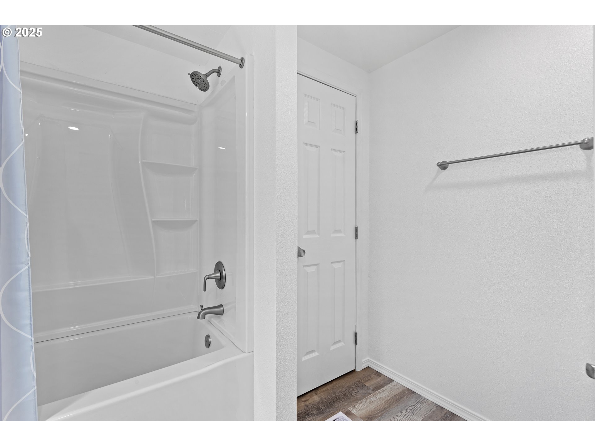 78 Manor Loop Roseburg, OR 97471 - Photo 26 of 45 a bathroom with a bathtub