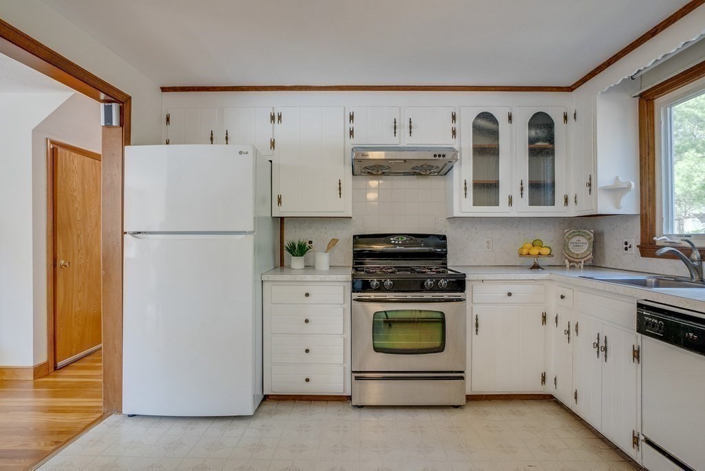 65 Martin Road Reading, MA 01867 - Photo 8 of 29 Gallery Image 8