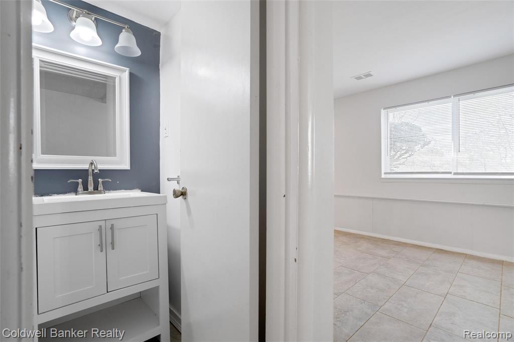 1272 East Square Lake Road Bloomfield Hills, MI 48304 - Photo 15 of 36