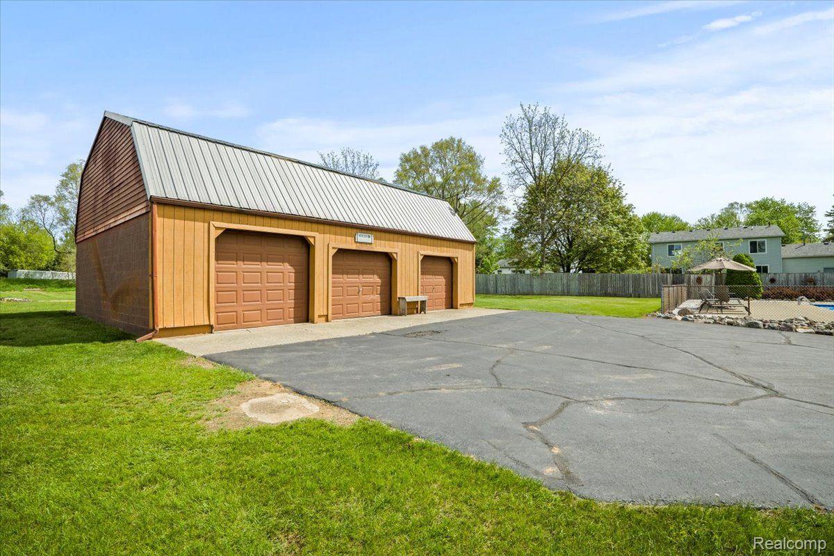 9200 Davisburg Road Clarkston, MI 48348 - Photo 9 of 77 Gallery Image 9
