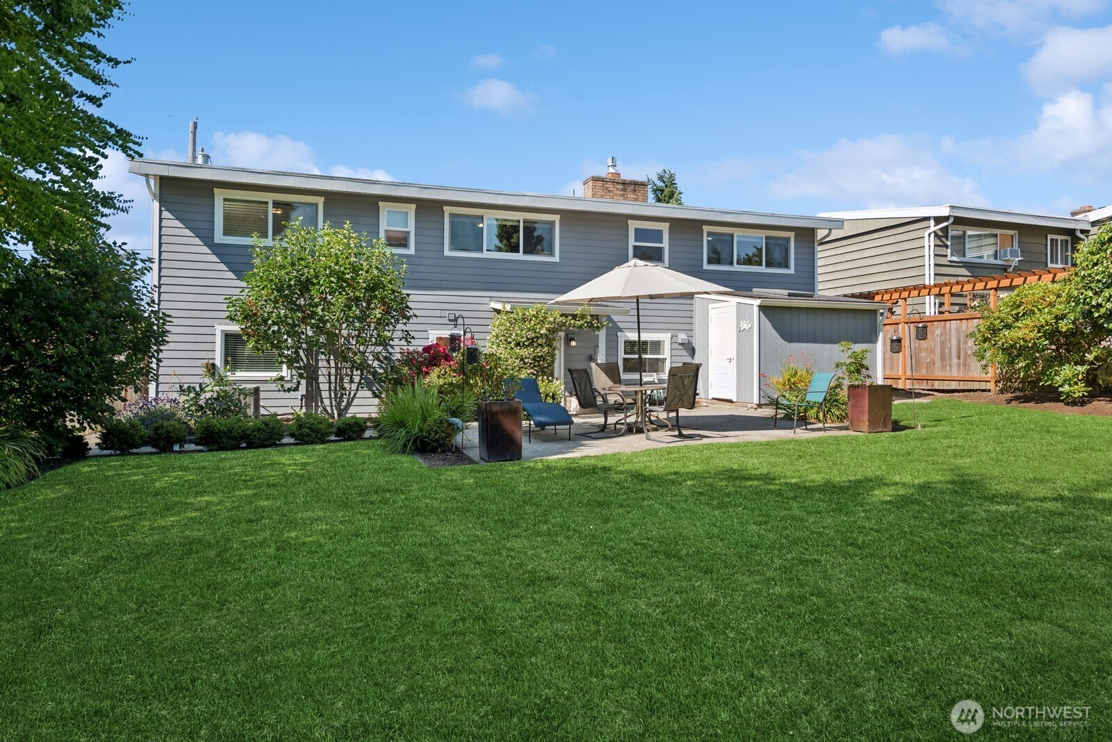 918 Daley Street Edmonds, WA 98020 - Photo 28 of 32 a front view of house with yard and green space