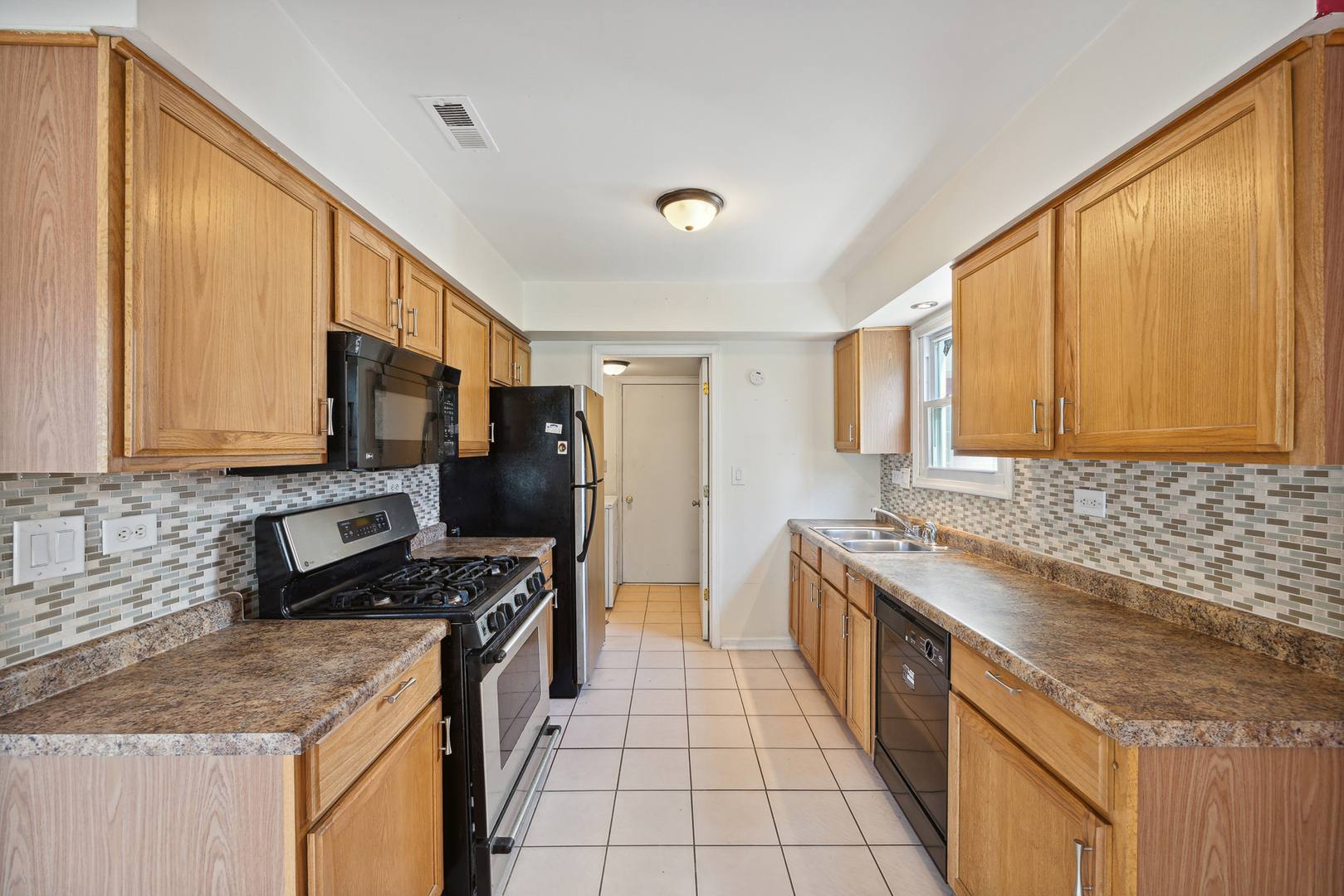 9 Red Barn Road Matteson, IL 60443 - Photo 8 of 18 a kitchen with stainless steel appliances granite countertop a sink stove and refrigerator