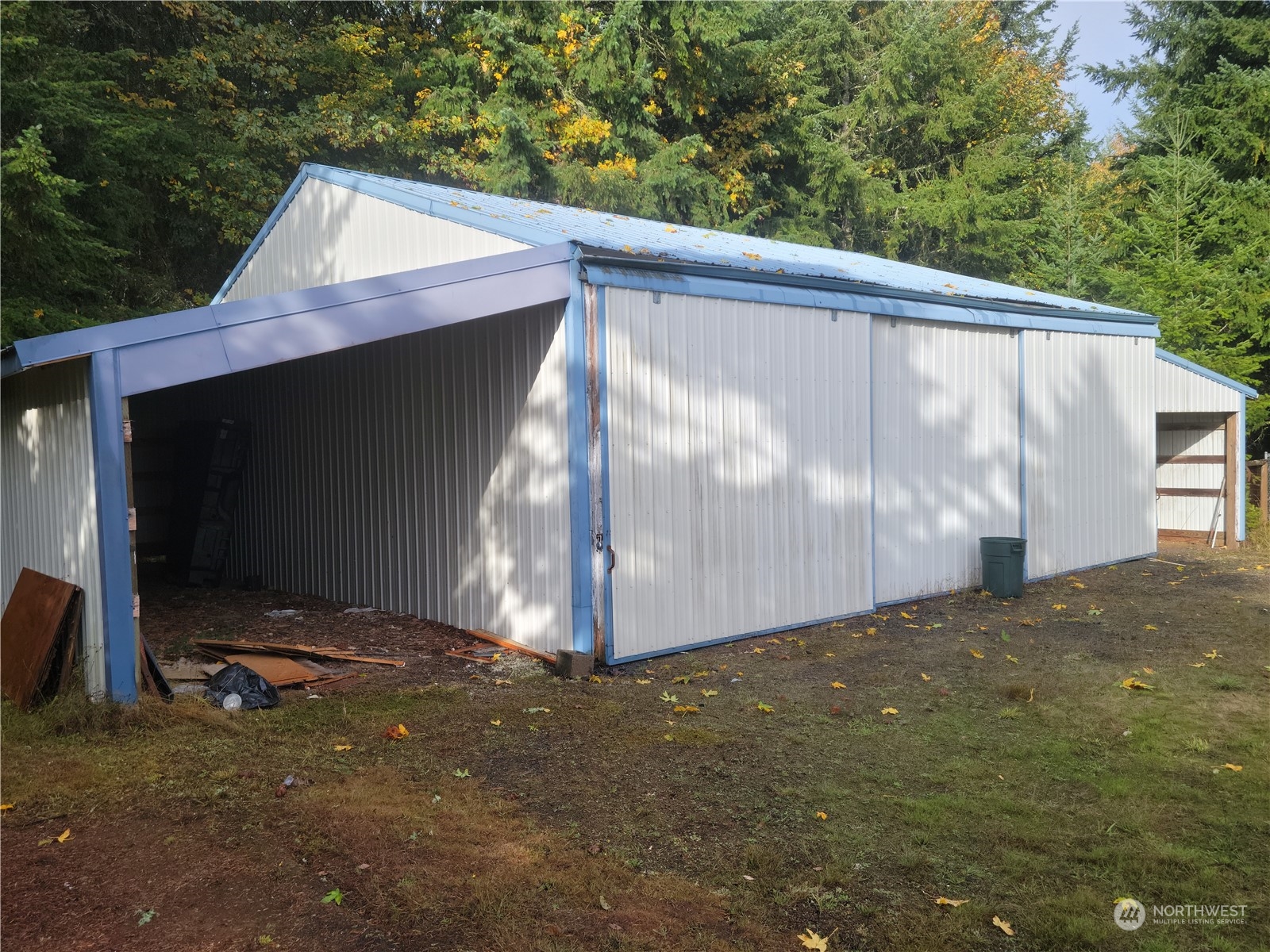 362 Jones Road Winlock, WA 98596 - Photo 27 of 31 a backyard of a house with garage
