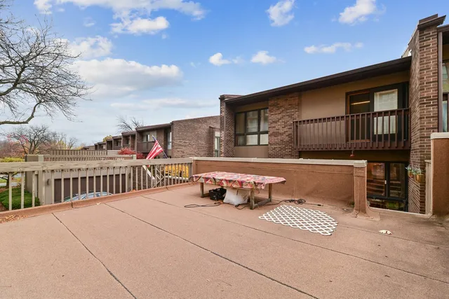 $440,000 | 351 South Dominion Drive, Wood Dale, IL 60191