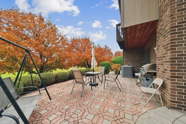 $440,000 | 351 South Dominion Drive, Wood Dale, IL 60191