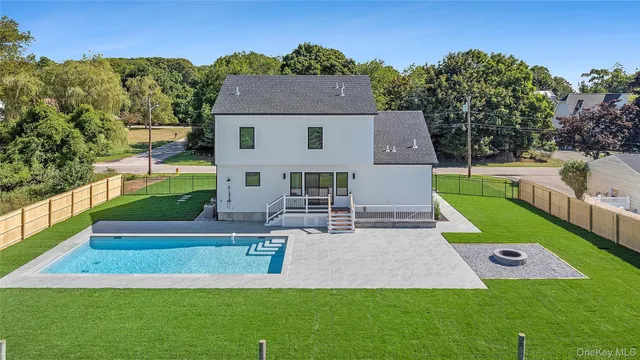 $1,895,000 | 1900 Gillette Drive, East Marion, NY 11939