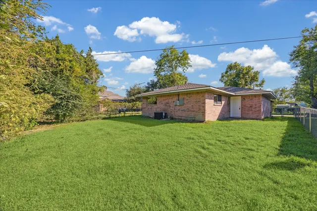 a view of a house with backyard and a garden