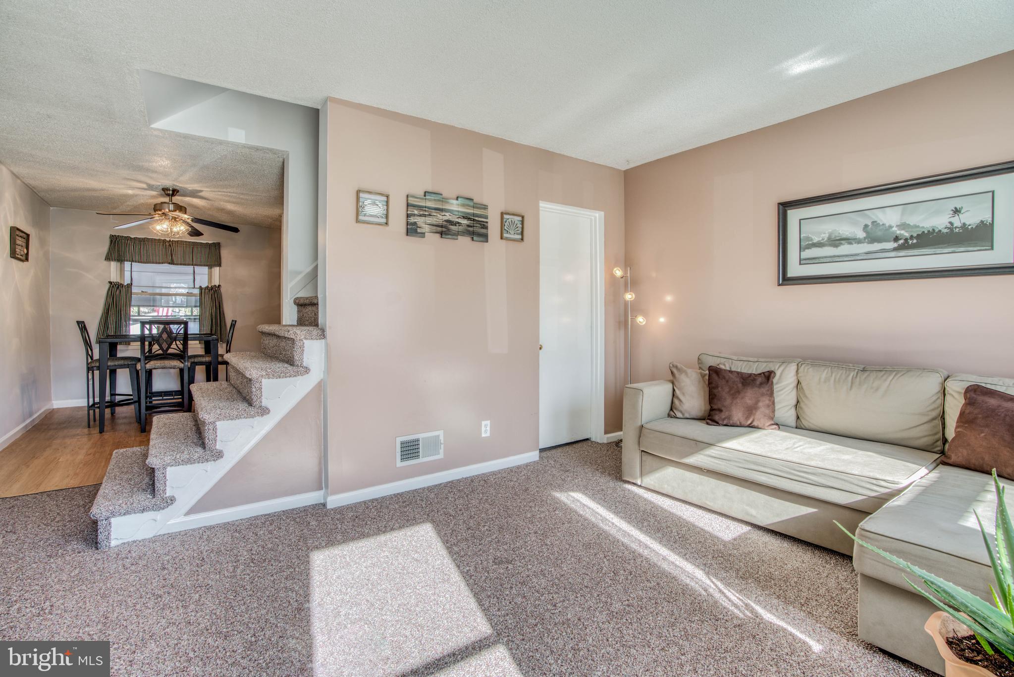942 Middlesex Road Baltimore, MD 21221 - Photo 11 of 27 BEAUTIFUL BRIGHT LIV RM!