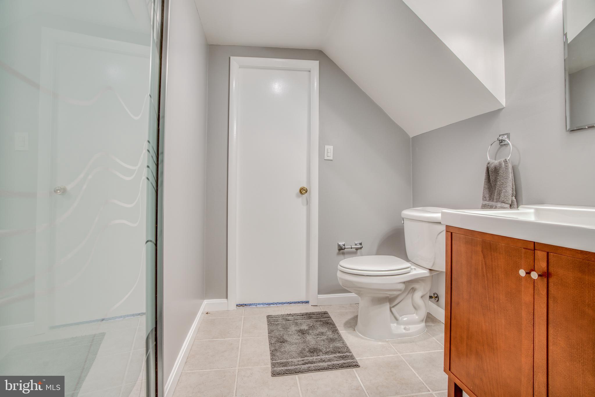 942 Middlesex Road Baltimore, MD 21221 - Photo 17 of 27 BEAUTIFUL BATH w/STALL SHOWER & SHOWER SEAT!