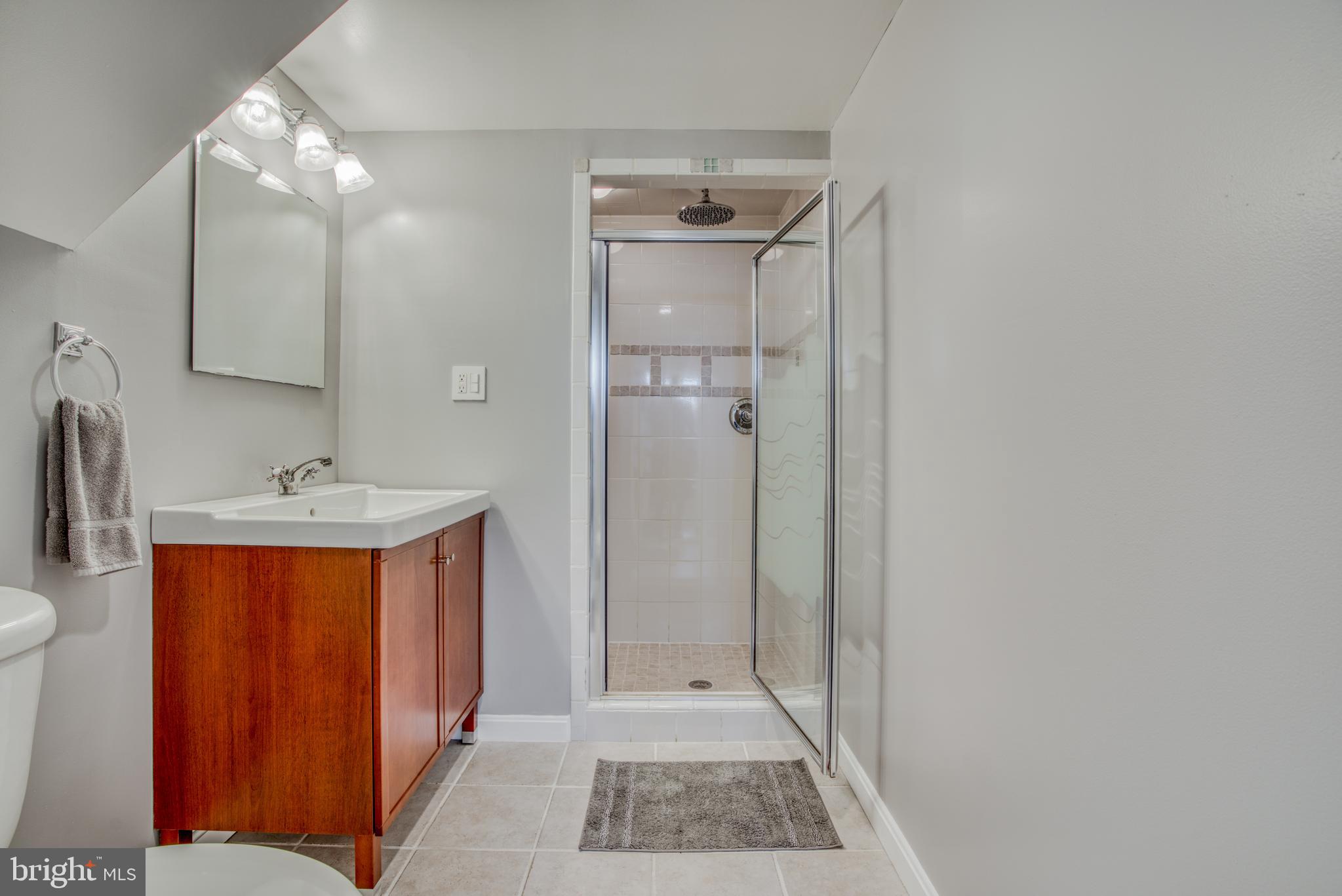 942 Middlesex Road Baltimore, MD 21221 - Photo 18 of 27 BEAUTIFUL BATH w/RAIN SHOWERHEAD!