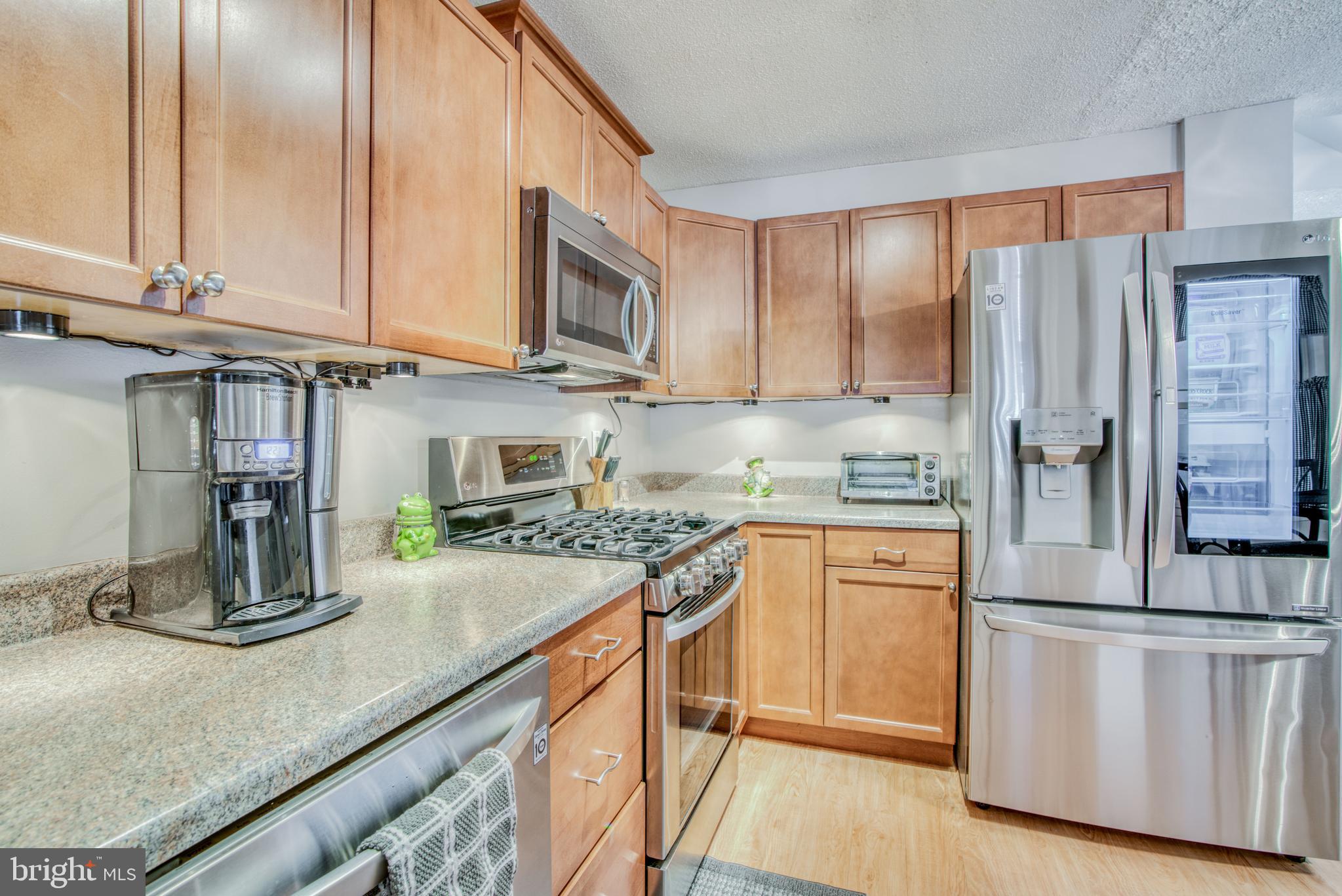 942 Middlesex Road Baltimore, MD 21221 - Photo 4 of 27 SS APPL & UNDER CABINET LIGHTING