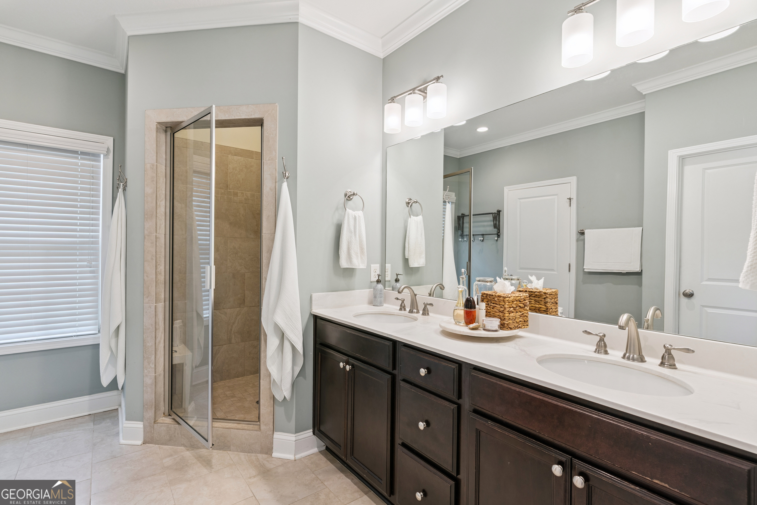 41 Simonton Lane St. Simons Island, GA 31522 - Photo 16 of 28 a bathroom with double sink and a mirror