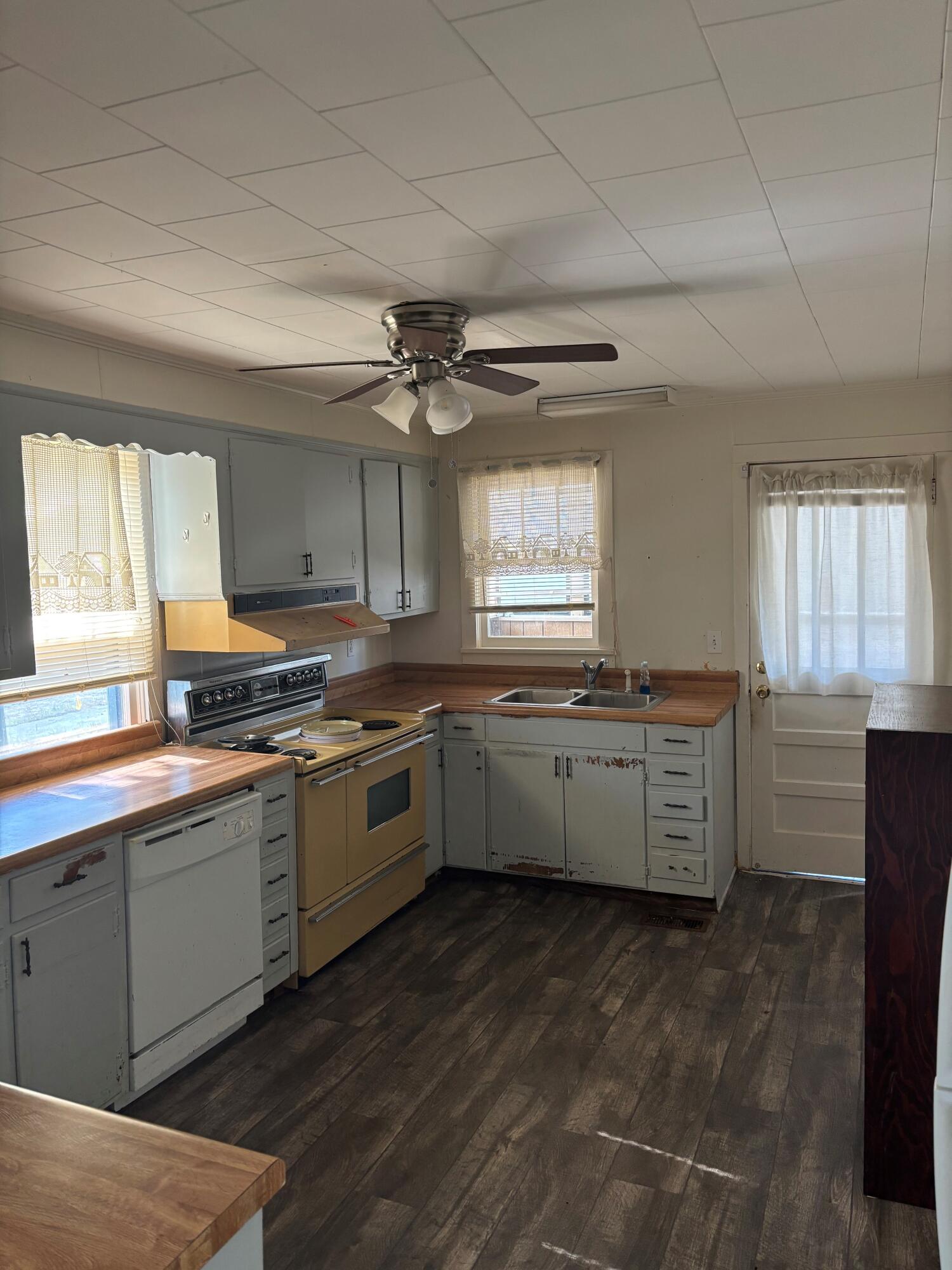 81 Warren Street Gibson, GA 30810 - Photo 2 of 6 Kitchen