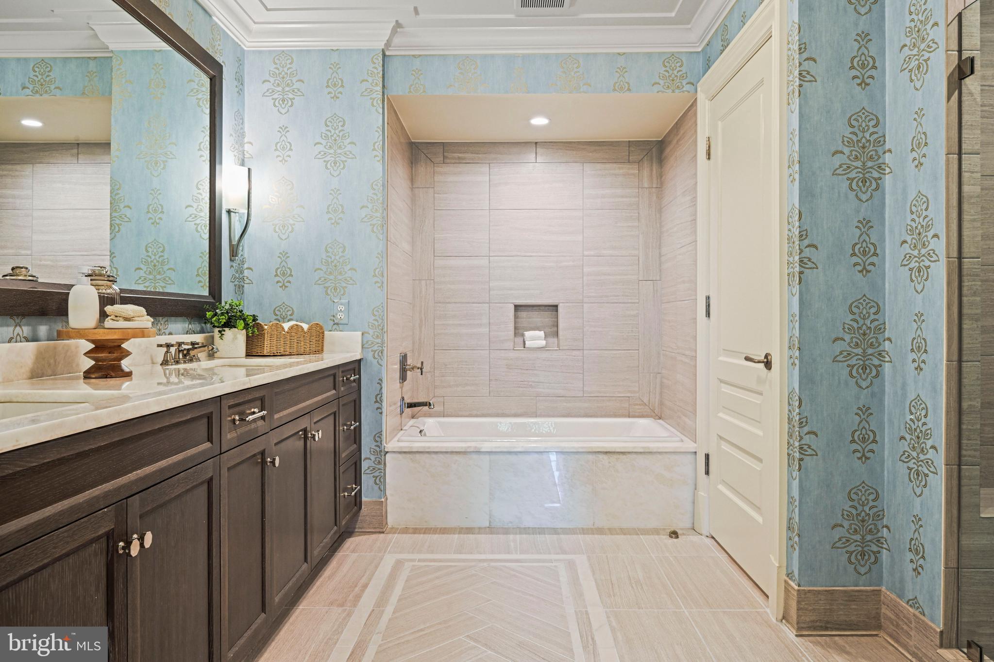 6900 Fleetwood Road, Unit 318 McLean, VA 22101 - Photo 22 of 61 Primary Suite Bathroom