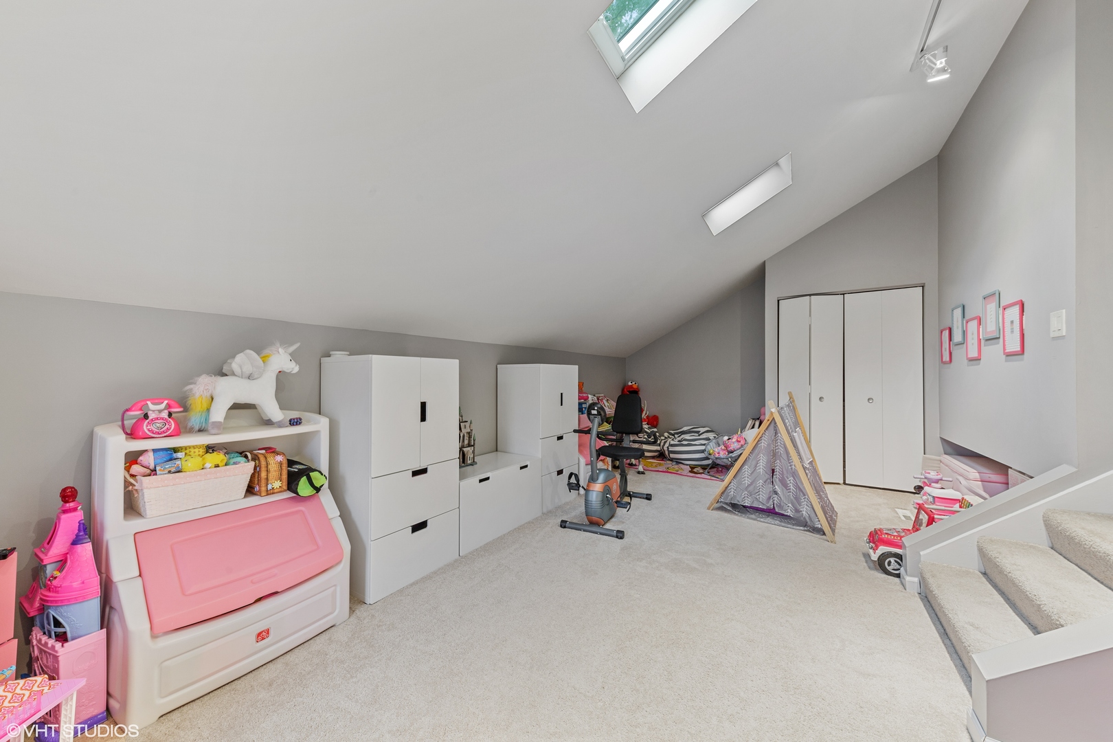 8460 Clynderven Road Burr Ridge, IL 60527 - Photo 22 of 27 a bedroom with furniture and a window